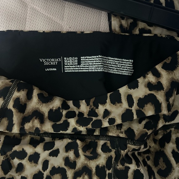 Cheetah VS leggings w/ pocket! - Picture 5 of 6